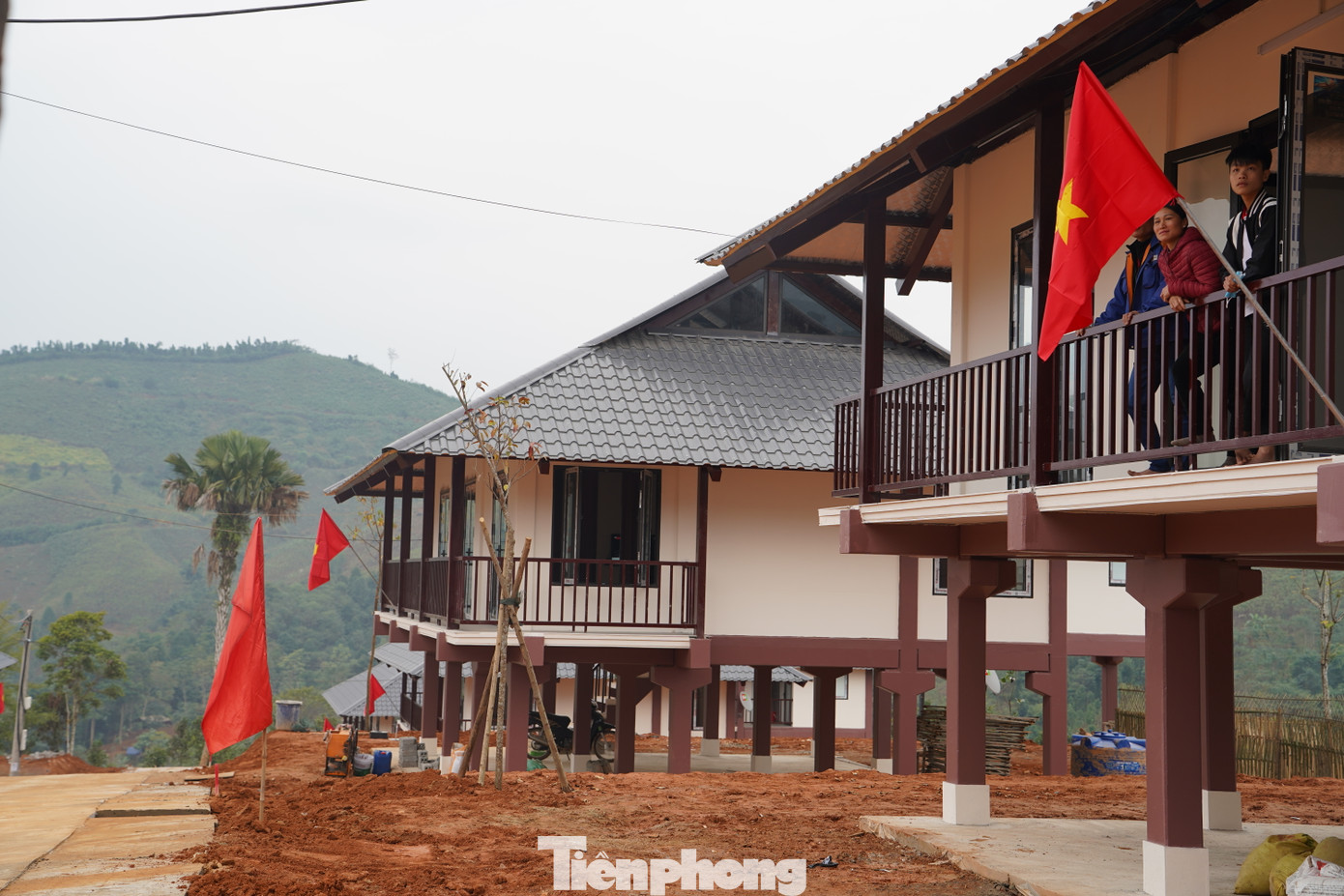 Bà Lương Thị Inh (70 tuổi) tâm sự, khi dọn đồ vào nhà mới, bà mừng đến khóc. Bà Inh cảm ơn sự quan tâm của Đảng, Nhà nước, Quân đội, cùng sự giúp đỡ, đùm bọc của người dân cả nước.