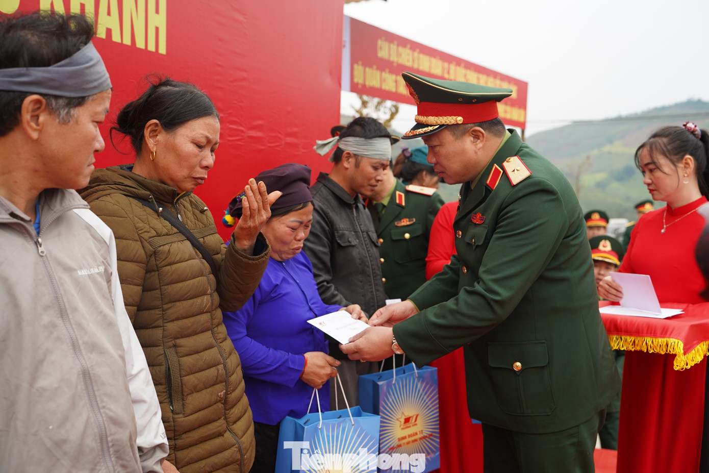 Thượng tướng Hoàng Xuân Chiến nhấn mạnh, trong bất cứ hoàn cảnh khó khăn nào Quân đội cũng luôn có mặt, giúp đỡ hỗ trợ bà con. Đồng thời mong muốn bà con đoàn kết, đùm bọc lẫn nhau xây dựng Làng Nủ trở thành một địa chỉ để nhắc nhở mỗi người về tinh thần đoàn kết, vượt qua khó khăn, nghịch cảnh, là minh chứng sinh động về tình quân dân.