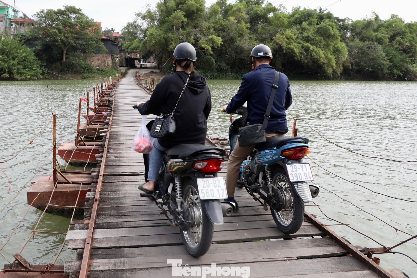 Để rút ngắn thời gian, mỗi ngày vẫn có hàng trăm lượt người lựa chọn lưu thông qua cầu phao. Để rút ngắn thời gian, mỗi ngày vẫn có hàng trăm lượt người lựa chọn lưu thông qua cầu phao.
