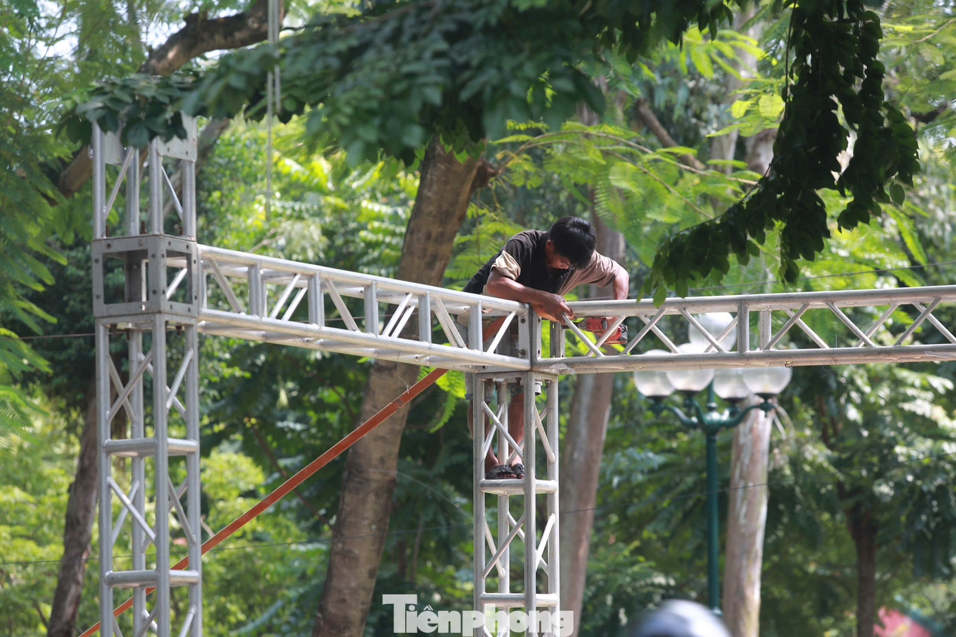 Như Tiền Phong đã phản ánh, sau khi chương trình Lễ hội quà tặng du lịch Hà Nội năm 2024 với chủ đề “Hà Nội đến để yêu - Thức quà Hà Nội” tổ chức tại phố đi bộ Trần Nhân Tông (quận Hai Bà Trưng, Hà Nội) kết thúc, sáng 26/8, nhiều gian hàng đã được tháo dỡ xong. Tuy nhiên, dải cây xanh trên tuyến diễn ra sự kiện vương vãi rất nhiều đinh vít.