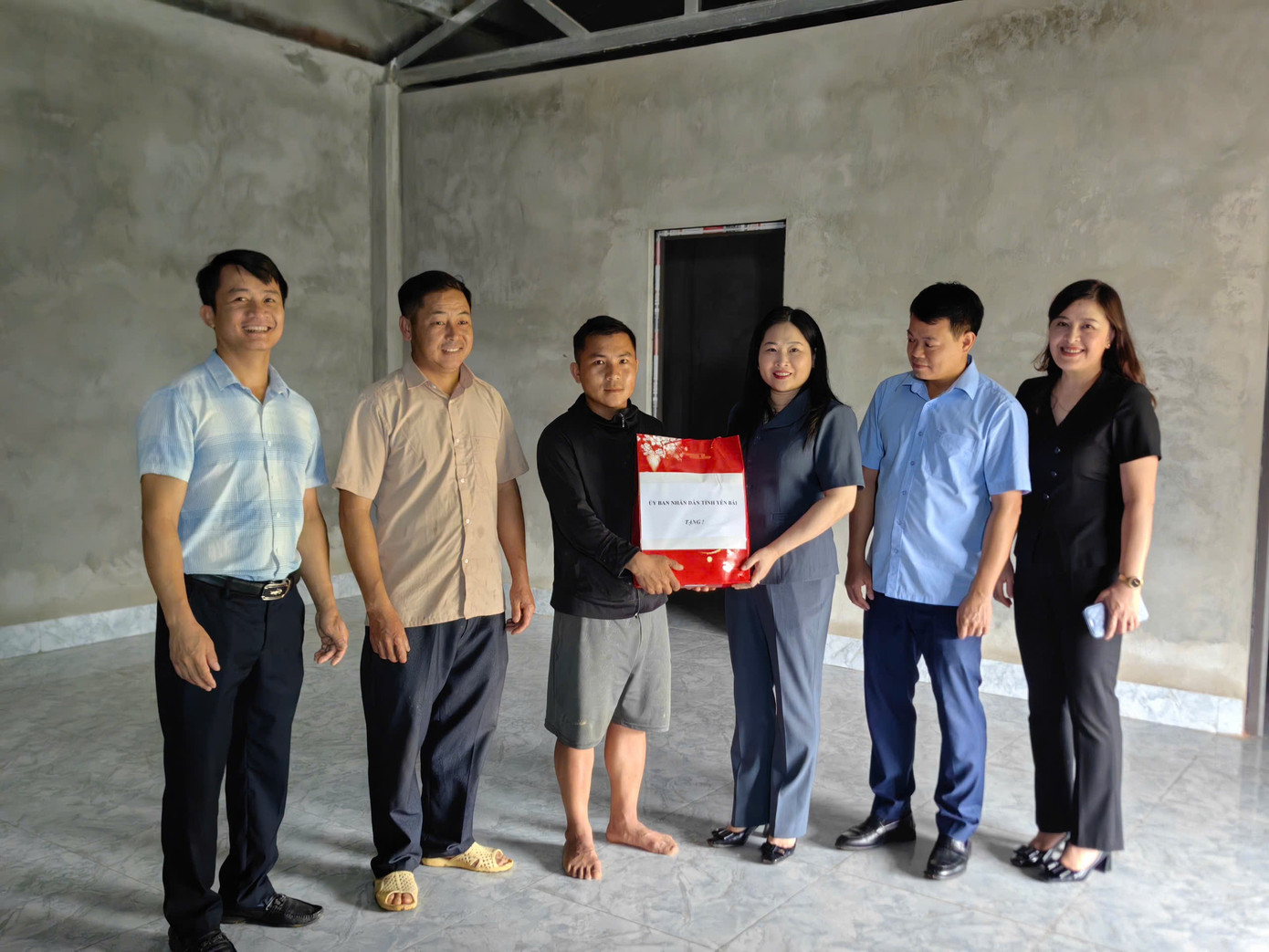 Bà Vũ Thị Hiền Hạnh, Phó Chủ tịch UBND tỉnh Yên Bái thăm và tặng quà các hộ nghèo tại xã Lao Chải, huyện Mù Cang Chải hoàn thành xoá nhà dột nát.