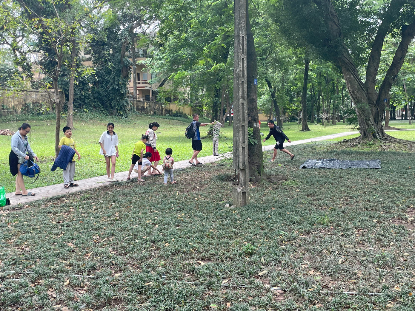 Du khách đến trải bạt, tổ chức ngồi hóng mát cho gia đình.