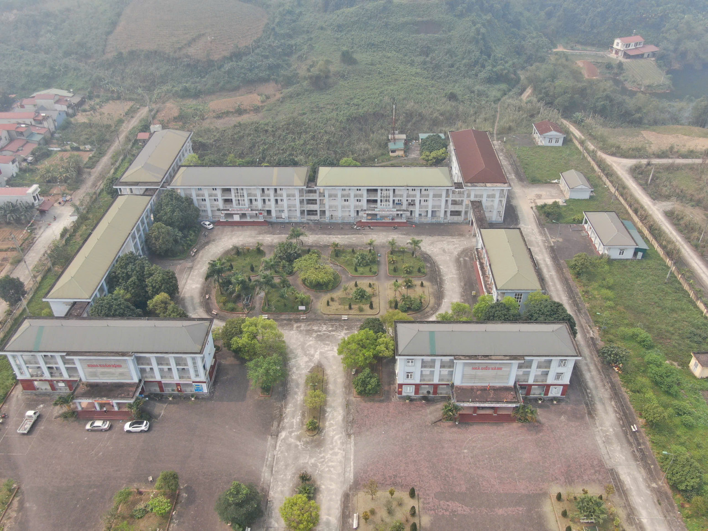 Cơ sở hạ tầng của bệnh viện Phổi tỉnh Yên Bái có vị trí ngay sát với bệnh viện Đa khoa tỉnh Yên Bái.