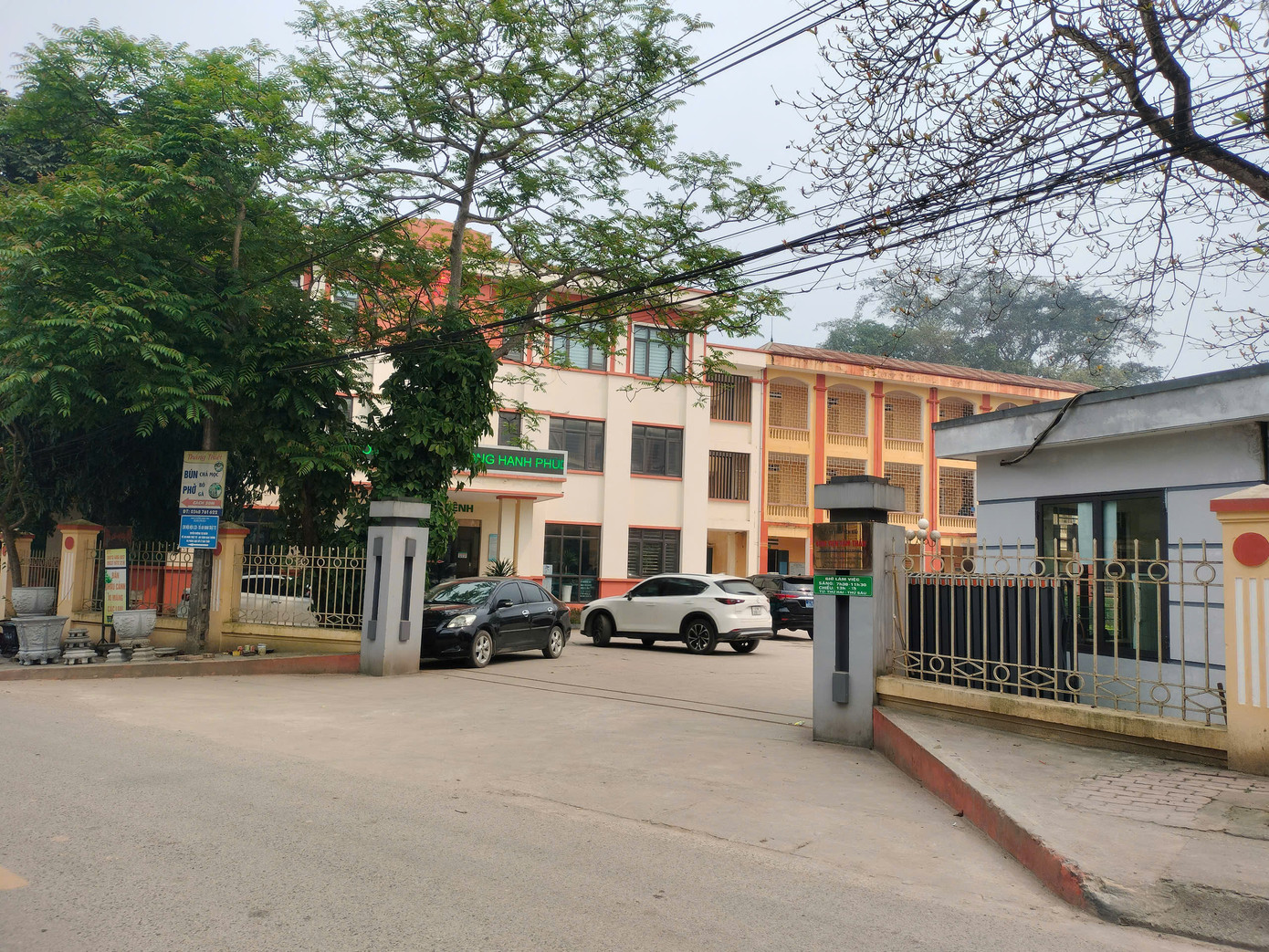 Cơ sở 2 sử dụng cơ sở vật chất của 3 bệnh viện gồm Sản Nhi, Y học cổ truyền - Phục hồi chức năng, Tâm thần và phòng khám, quản lý, chăm sóc sức khỏe cán bộ trong khuôn viên bệnh viện Sản Nhi.