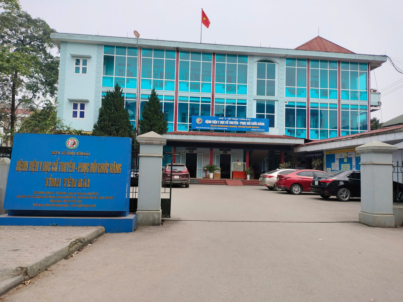 Cơ sở 2 sử dụng cơ sở vật chất của 3 bệnh viện gồm Sản Nhi, Y học cổ truyền - Phục hồi chức năng, Tâm thần và phòng khám, quản lý, chăm sóc sức khỏe cán bộ trong khuôn viên bệnh viện Sản Nhi.