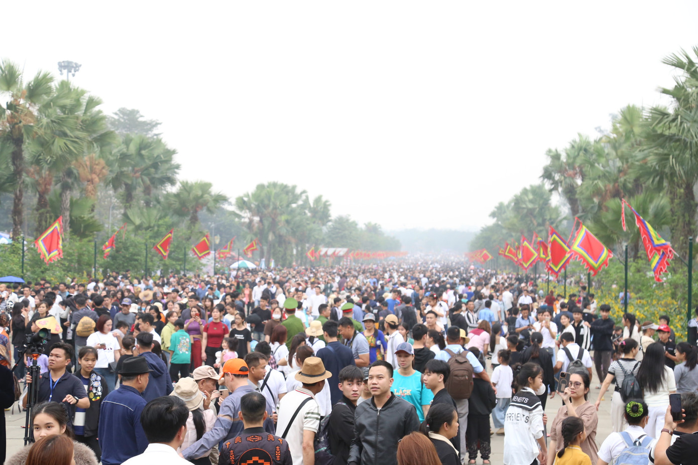 Sáng 6/4, thời tiết ở khu vực Đền Hùng có buổi sáng mưa giông, nhưng dòng người về dâng hương Vua Hùng đông gấp nhiều lần so với các ngày trước.