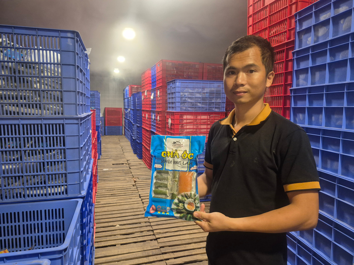 Anh Nguyễn Văn Thắng cùng sản phẩm ốc nhồi ống lam.