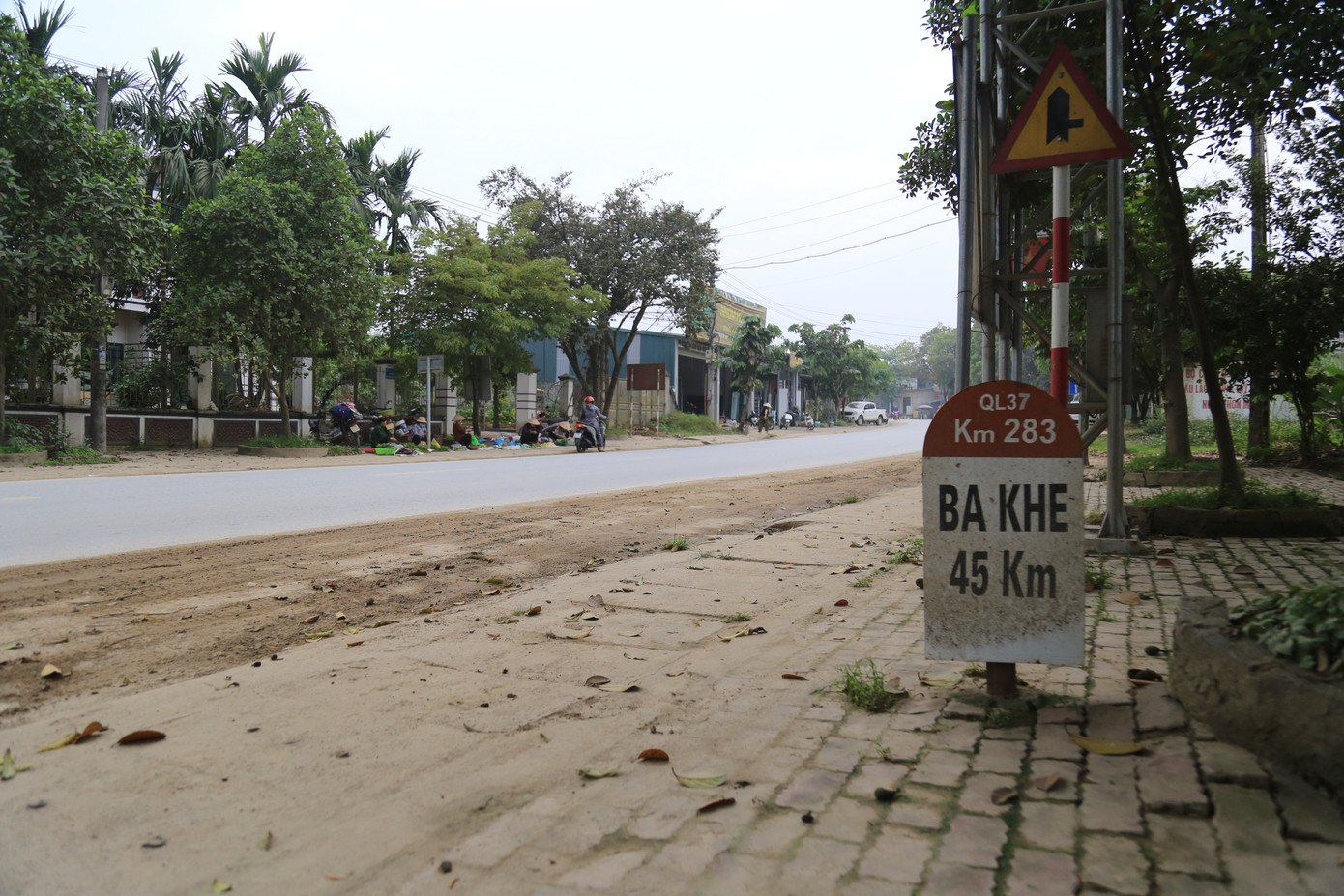 Lớp đất dày bám trên mặt đường Ngô Minh Loan, hướng dẫn ra nút giao IC-13. Lớp đất dày bám trên mặt đường Ngô Minh Loan, hướng dẫn ra nút giao IC-13.