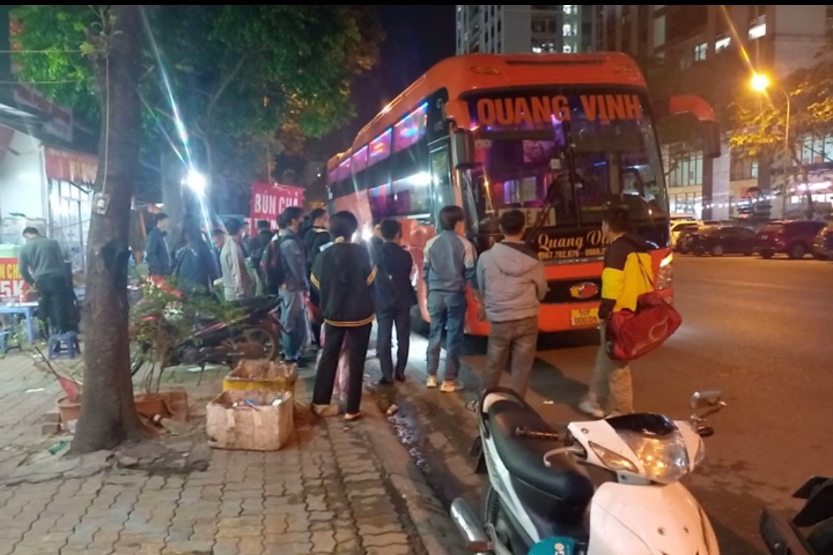 Về đêm, hành khách ngồi chờ xe, ngồi chật kín cả vỉa hè. Trong ảnh, nhà xe Quang Vinh, chuyên tuyến Hà Nội- Hà Tĩnh, Nghệ An đón khách trên đường Trần Thủ Độ. Về đêm, hành khách ngồi chờ xe, ngồi chật kín cả vỉa hè. Trong ảnh, nhà xe Quang Vinh, chuyên tuyến Hà Nội- Hà Tĩnh, Nghệ An đón khách trên đường Trần Thủ Độ.