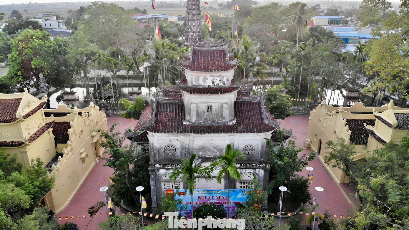 Trước đây, chùa được xây dựng bằng gỗ theo kiến trúc cổ điển, nhưng sau nhiều thập kỷ ngôi chùa trở nên rất xuống cấp. Vào năm 1902, đệ nhất tổ sư Phạm Quang Tuyên, người trụ trì chùa, đã tiến hành tái xây dựng và mở rộng kiến trúc theo mô hình "Nhất thốc lâu đài" (tức là một cụm/quần thể lâu đài thống nhất).