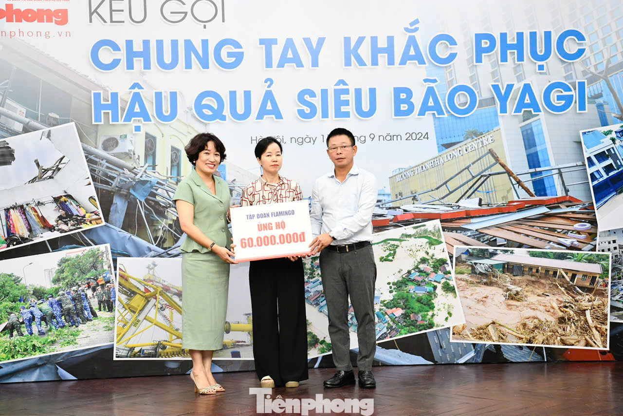 Bà Nguyễn Thanh Thanh, GĐ truyền thông Tập đoàn Flamingo trao ủng hộ 60 triệu đồng.