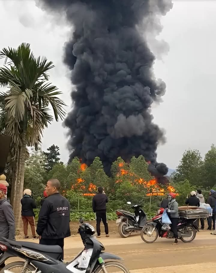 Đoạn tại Km 124+500 hướng Lào Cai - Hà Nội đang có một xe ô tô bốc cháy. Cột khói bốc cao hơn 10m, có thể nhìn thấy từ rất xa. Ảnh: Người dân cung cấp. Đoạn tại Km 124+500 hướng Lào Cai - Hà Nội đang có một xe ô tô bốc cháy. Cột khói bốc cao hơn 10m, có thể nhìn thấy từ rất xa. Ảnh: Người dân cung cấp.