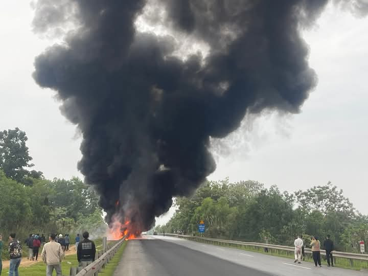 Người dân có mặt tại hiện trường cho biết, khoảng 7h sáng, sau vụ nổ lớn thì cột khói xuất hiện. Ban đầu xác định đây là xe bồn chở xăng, dầu. Tại hiện trường, sau khi dập lửa phát hiện thi thể của tài xế xe bồn bị cháy trên cao tốc Nội Bài Lào Cai. Người dân có mặt tại hiện trường cho biết, khoảng 7h sáng, sau vụ nổ lớn thì cột khói xuất hiện. Ban đầu xác định đây là xe bồn chở xăng, dầu. Tại hiện trường, sau khi dập lửa phát hiện thi thể của tài xế xe bồn bị cháy trên cao tốc Nội Bài Lào Cai.