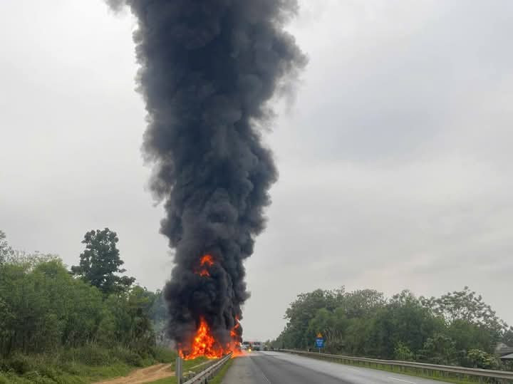Cột khói bốc cháy ngùn ngụt trên đường cao tốc. Cột khói bốc cháy ngùn ngụt trên đường cao tốc.