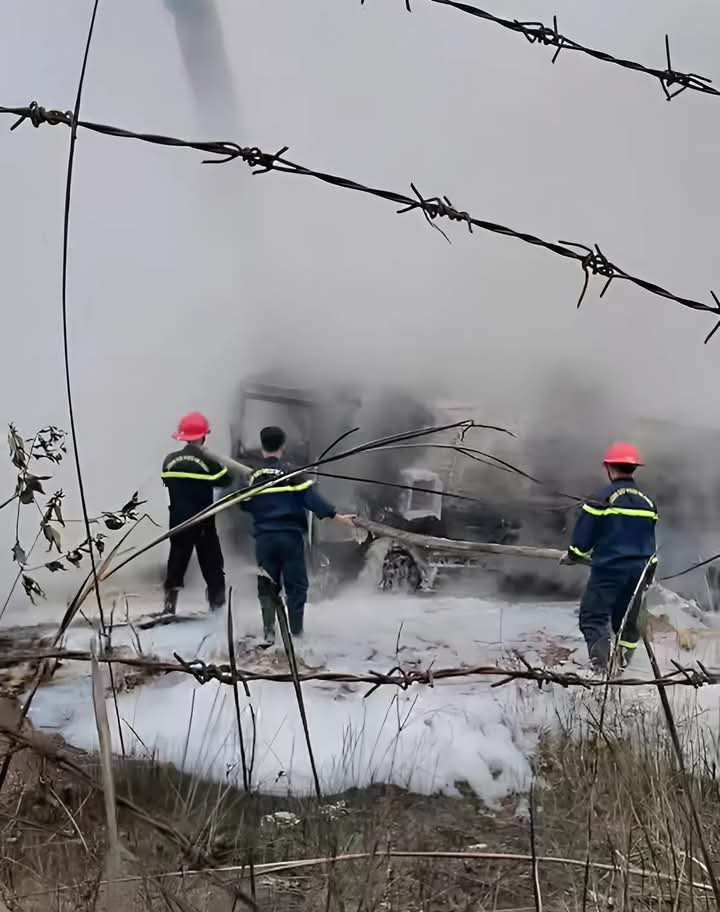 Hiện lửa đã bước đầu giảm, các phương tiện đã bắt đầu qua tuyến đường cao tốc theo điều phối của lực lượng chức năng. Hiện lửa đã bước đầu giảm, các phương tiện đã bắt đầu qua tuyến đường cao tốc theo điều phối của lực lượng chức năng.