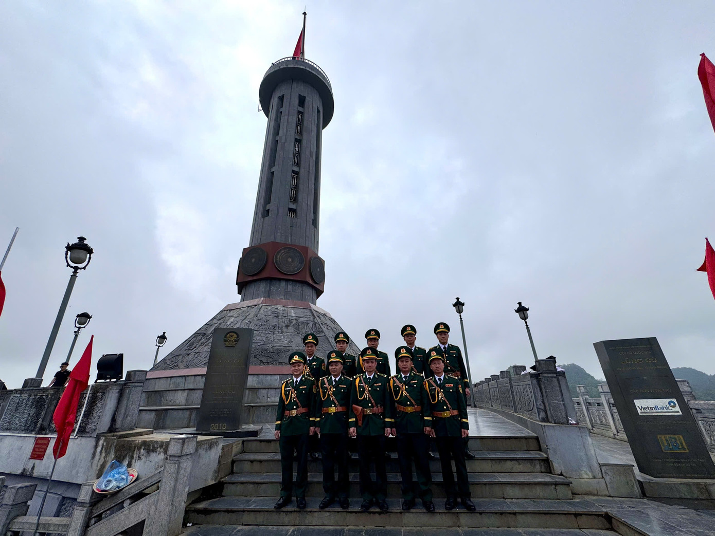 Hòa chung với không khí thiêng liêng, kỷ niệm 50 năm Giải phóng miền Nam, thống nhất đất nước, Lễ thượng cờ tại Cột cờ Quốc gia Lũng Cú, nơi địa đầu cực bắc của Tổ quốc được tổ chức.