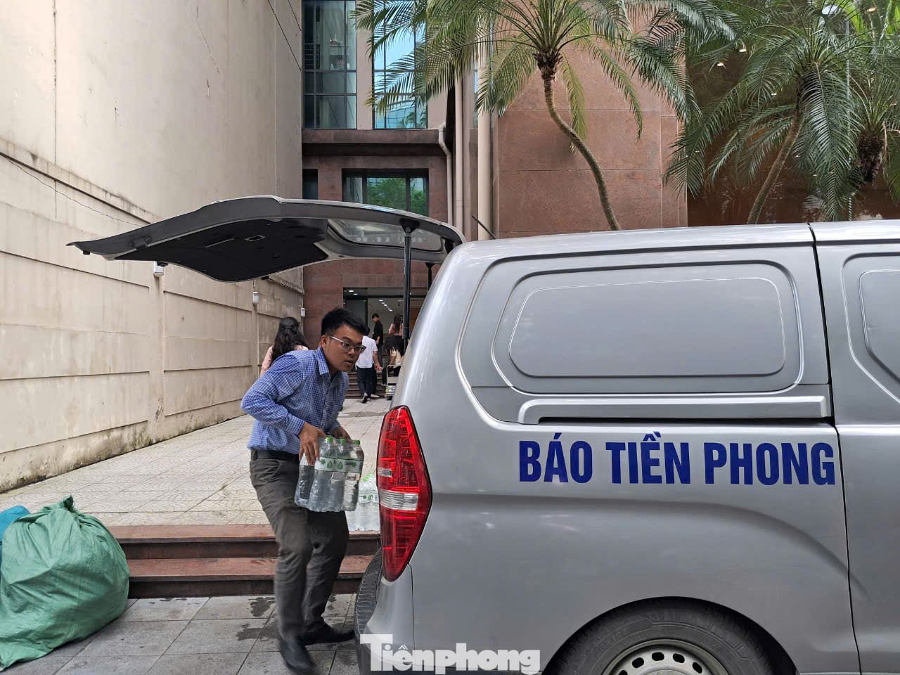 Hàng hóa được vận chuyển về tòa soạn báo Tiền Phong di chuyển lên cho bà con vùng lũ.