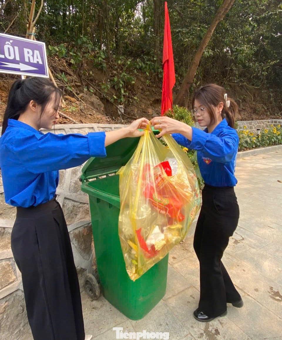 Những rác thải bị bỏ không đúng nơi quy định được các đoàn viên, thanh niên thu gom vào túi nilon và mang đến các thùng rác đặt tại Khu di tích.