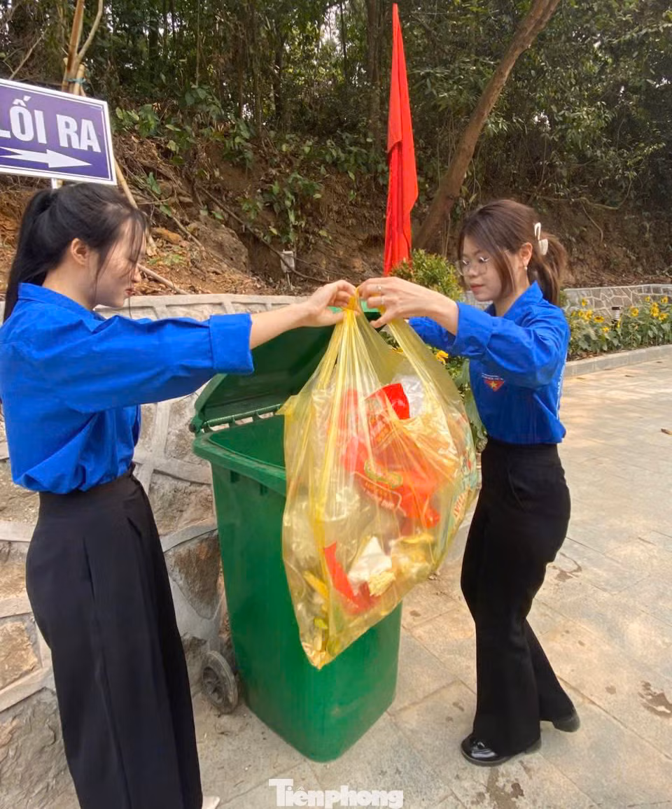 Những rác thải bị bỏ không đúng nơi quy định được các đoàn viên, thanh niên thu gom vào túi nilon và mang đến các thùng rác đặt tại Khu di tích.