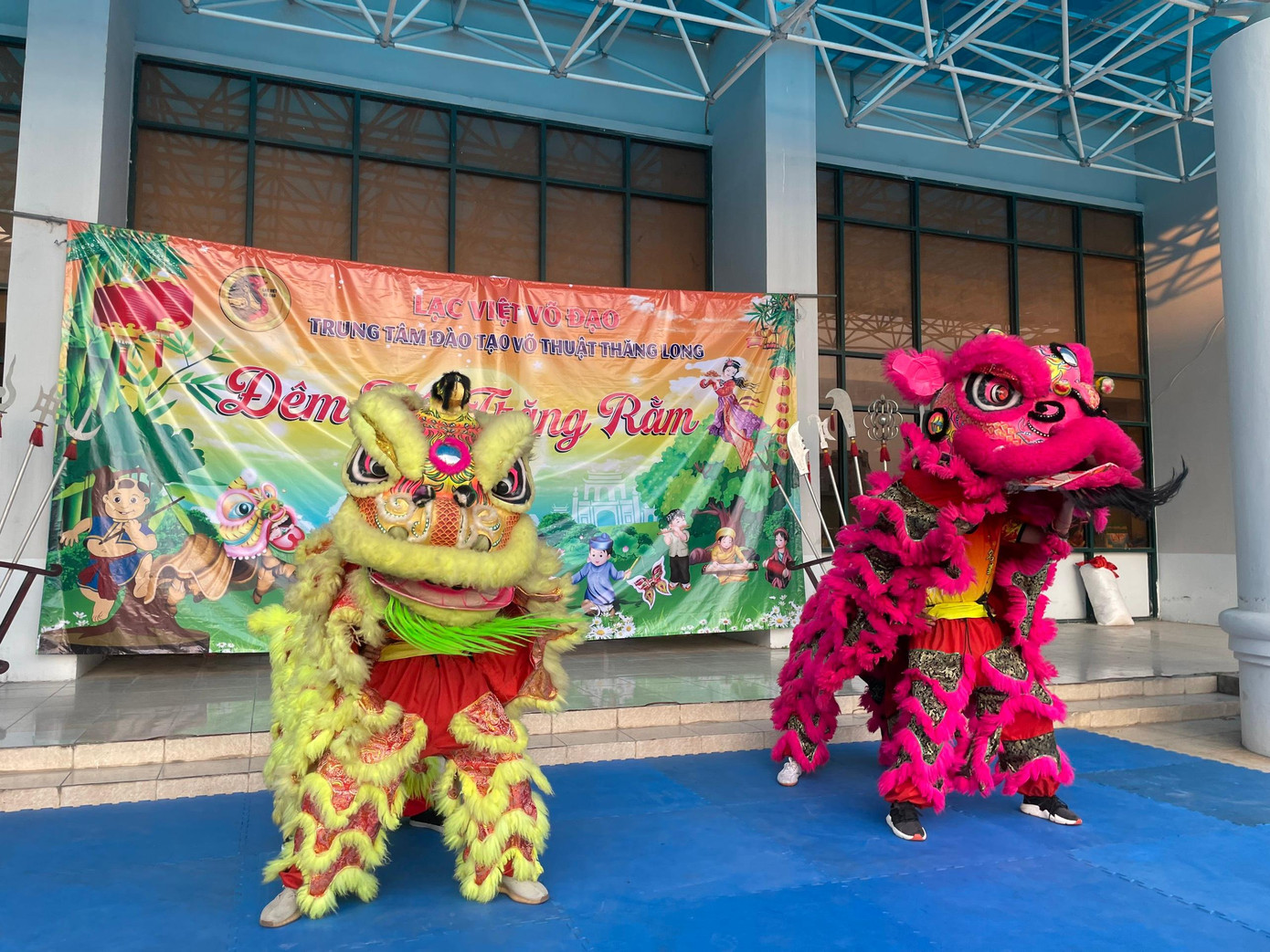 Bốn chân của lân (được đóng bởi hai võ sinh) luôn cử động kể cả khi lân đứng im. Mắt lân luôn nhấp nháy nhưng khi thực hiện các pha phức tạp thì luôn mở to. Các pha nhảy, “hất lân” cũng được thực hiện uyển chuyển; thậm chí có cả sự ngập ngừng trước khi thực hiện cú nhảy quyết định.