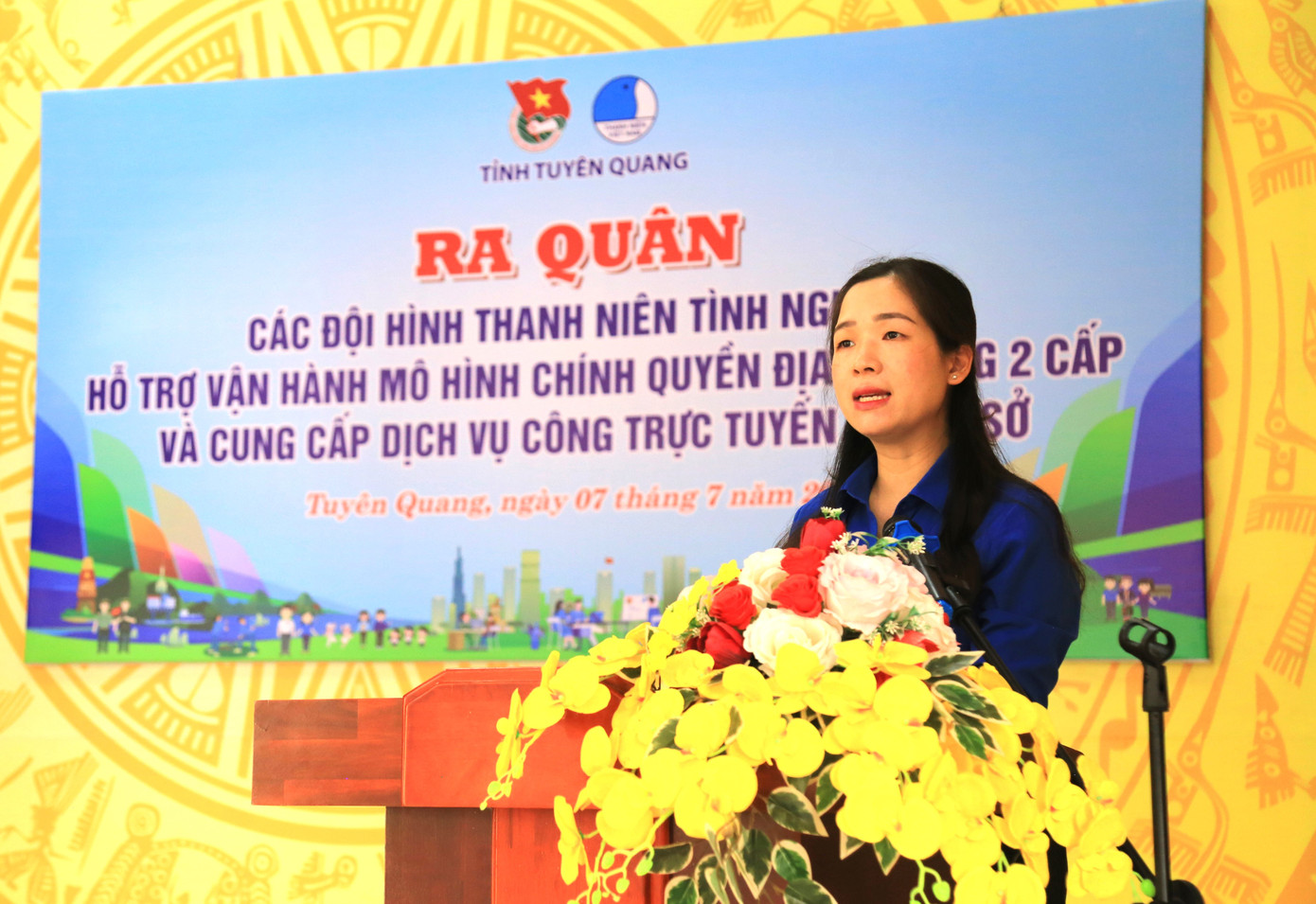 Phát biểu tại buổi lễ, chị Dương Minh Nguyệt - Bí thư Tỉnh Đoàn Tuyên Quang nhấn mạnh, Đội hình Thanh niên đồng loạt ra quân tại 124 xã, phường trên địa bàn tỉnh, thể hiện vai trò xung kích trong tiến trình hiện đại hóa bộ máy và nâng cao chất lượng phục vụ người dân. Đội hình tình nguyện là lực lượng trực tiếp đồng hành cùng chính quyền, hỗ trợ người dân tiếp cận công nghệ, sử dụng dịch vụ công trực tuyến, góp phần xây dựng nền hành chính hiện đại, hiệu lực, hiệu quả. Ảnh: Thành Đạt