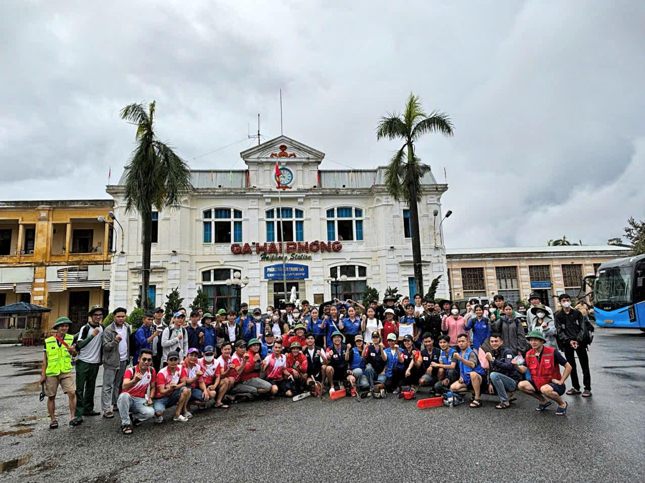 Tiếp đó, sáng 10/9, gần 100 thành viên tăng cường từ PUN 75 và các tình nguyện viên của các trường Đại học trên địa bàn tỉnh đã có mặt tại Ga Hải Phòng.