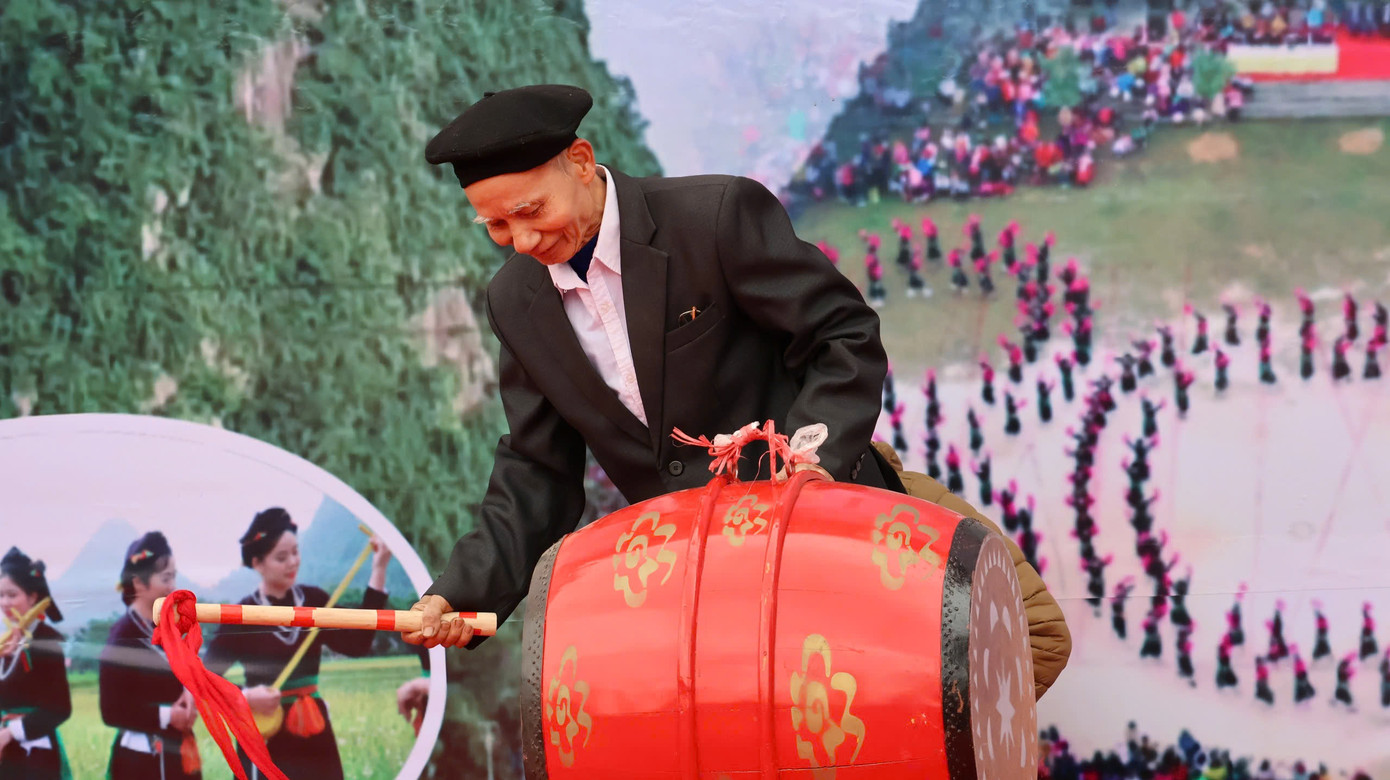 Ngày 8/2, lễ hội mở màn với tiếng trống khai hội vang dội.