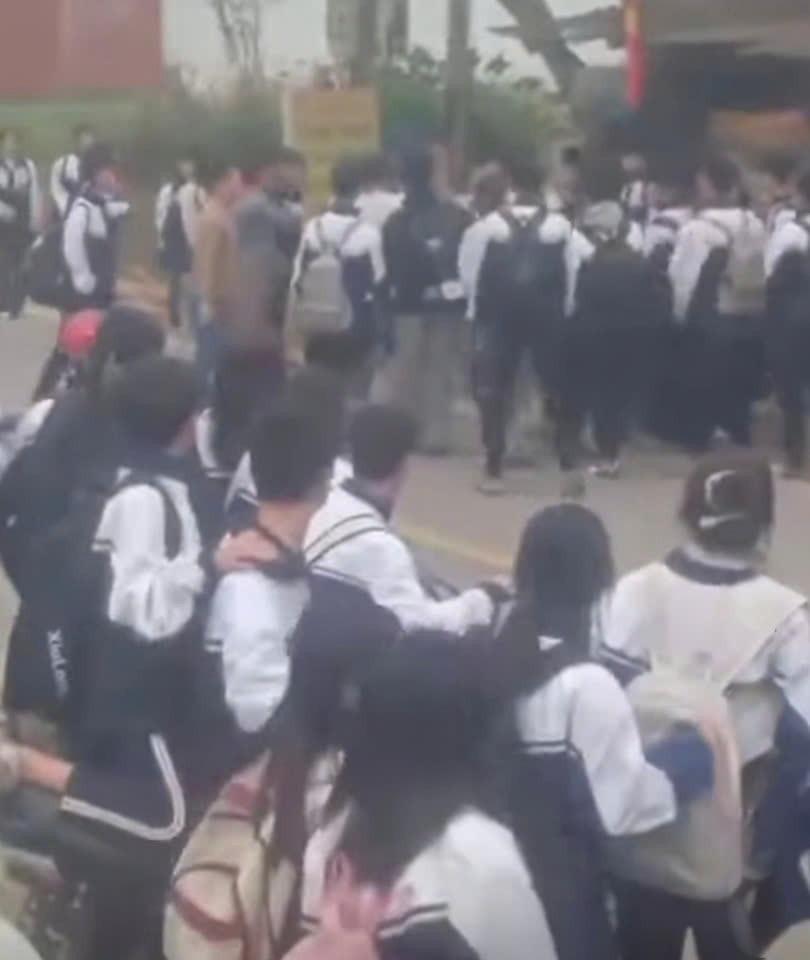 Vụ học sinh bị đánh đang lan truyền trên mạng xã hội. Ảnh: cắt từ video. Vụ học sinh bị đánh đang lan truyền trên mạng xã hội. Ảnh: cắt từ video.