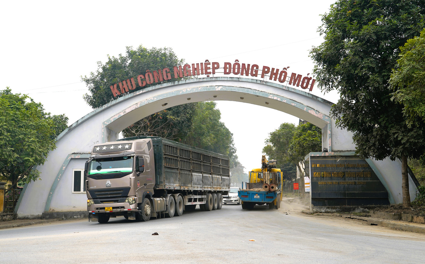 Cảng cạn Đông Phố Mới nằm ở lô F9, F10 và một phần lô đất F11 tại Khu công nghiệp Đông Phố Mới, thành phố Lào Cai, Lào Cai.