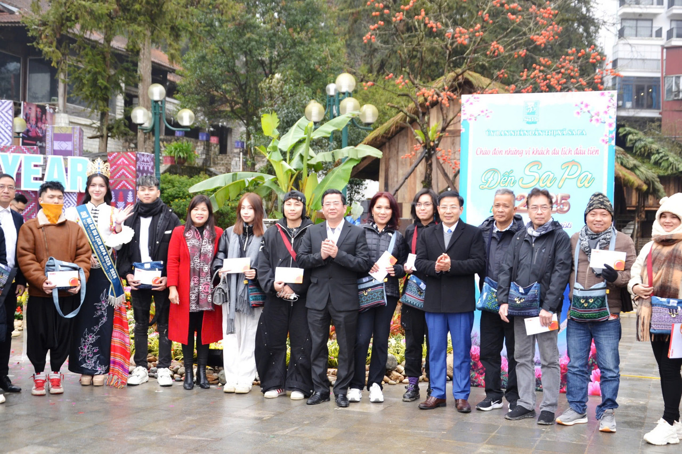 Đoàn du khách được lãnh đạo UBND thị xã Sa Pa tặng quà.