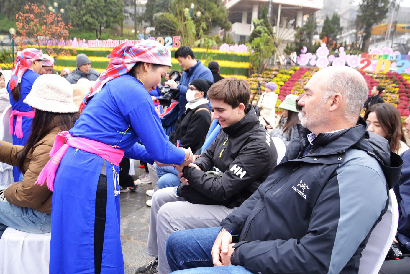 Buộc chỉ cổ tay cầu may cho những du khách đầu tiên đến thị xã Sa Pa.