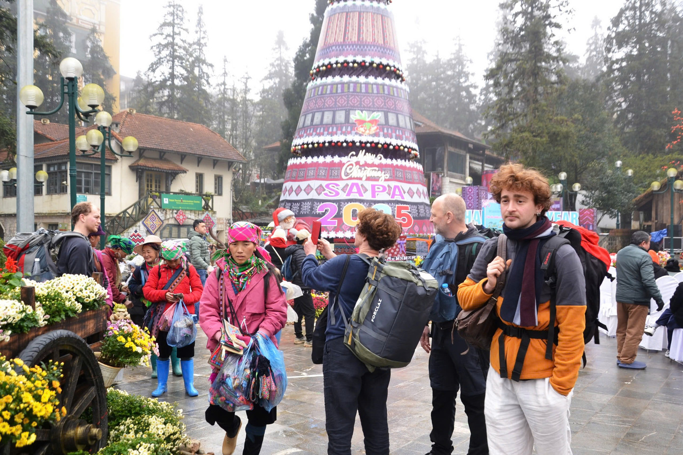 Du khách đến tham quan Sa Pa trong dịp đầu năm mới.