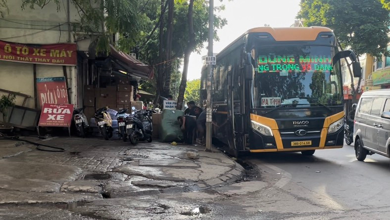 Cửa ngõ phía Nam hiện là nơi chịu áp lực giao thông lớn nhất của Hà Nội. Hầu hết các tuyến vận tải từ Hà Nội đi Thanh Hoá, Nghệ An, Hà Tĩnh và các tỉnh phía nam… đều dồn về đây. Nhiều xe của các tỉnh phía Bắc, phía Đông Thủ đô Hà Nội cũng đi đường Vành đai 3 dồn về. Đó cũng là lý do khu vực này bùng phát nạn xe trá hình, xe dù, bến cóc. Cửa ngõ phía Nam hiện là nơi chịu áp lực giao thông lớn nhất của Hà Nội. Hầu hết các tuyến vận tải từ Hà Nội đi Thanh Hoá, Nghệ An, Hà Tĩnh và các tỉnh phía nam… đều dồn về đây. Nhiều xe của các tỉnh phía Bắc, phía Đông Thủ đô Hà Nội cũng đi đường Vành đai 3 dồn về. Đó cũng là lý do khu vực này bùng phát nạn xe trá hình, xe dù, bến cóc.
