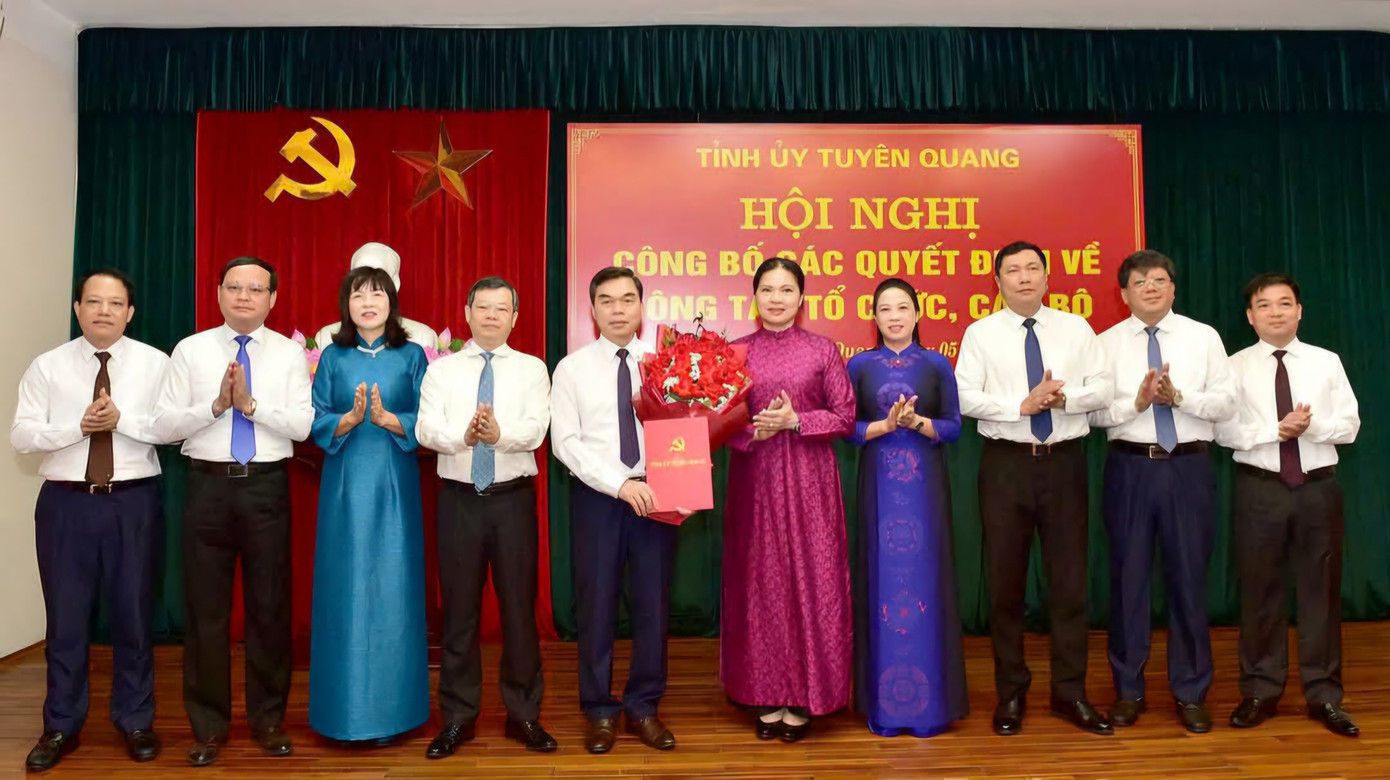 Các đồng chí lãnh đạo tỉnh Tuyên Quang trao Quyết định chuẩn y của Ban Bí thư Trung ương Đảng, tặng hoa chúc mừng ông Ma Thế Hồng. Ảnh: Báo Tuyên Quang Các đồng chí lãnh đạo tỉnh Tuyên Quang trao Quyết định chuẩn y của Ban Bí thư Trung ương Đảng, tặng hoa chúc mừng ông Ma Thế Hồng. Ảnh: Báo Tuyên Quang