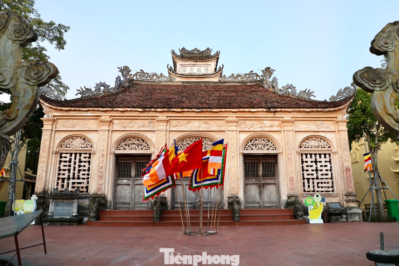 Điều đặc biệt, Hòa thượng Phạm Quang Tuyên xây dựng chùa mà không cần một bản vẽ chi tiết, vật liệu chỉ sử dụng gạch, vôi, vữa, mật, muối, giấy bản và sức lao động của cộng đồng. Từ những sáng tạo này, chùa Cổ Lễ có sự giao thoa giữa lối kiến trúc truyền thống phương Đông và phong cách kiến trúc Gô-tích phương Tây.