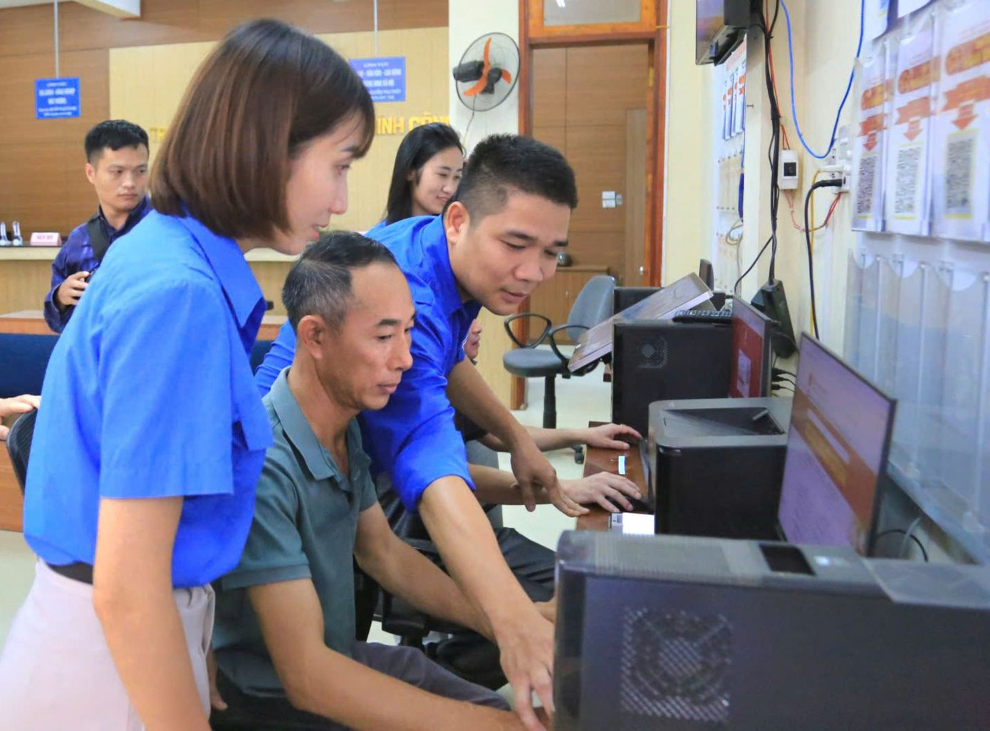 Đoàn viên, thanh niên hỗ trợ người dân nhập các thông tin cần thiết lên hệ thống dịch vụ công trực tuyến.