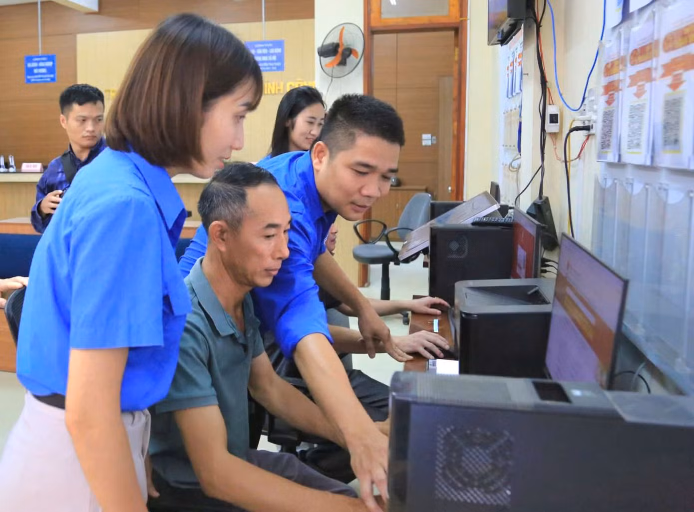 Đoàn viên, thanh niên hỗ trợ người dân nhập các thông tin cần thiết lên hệ thống dịch vụ công trực tuyến.