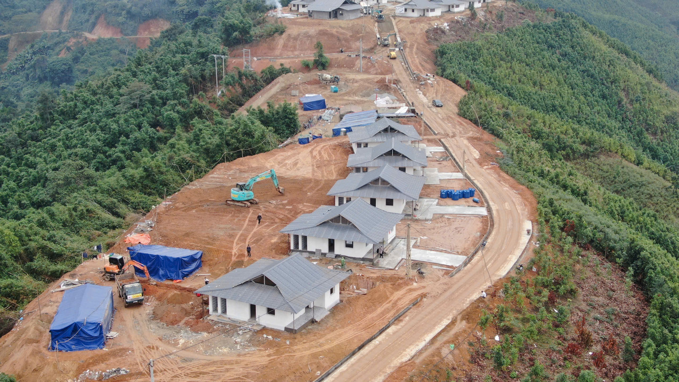 Ông Hà Đức Thành – Giám đốc Ban Quản lý dự án đầu tư xây dựng huyện Bắc Hà, cho biết, sau hơn 2 tháng thi công, khu tái định cư thôn Nậm Tông, hạng mục nhà sinh hoạt cộng đồng đang thi công lợp mái, lát nền. Những lớp học cho học sinh cũng đang trong quá trình hoàn thiện. Riêng nhà ở cho các hộ dân, về cơ bản đã xong. 15 ngôi nhà đã tìm được chủ. Các hộ đều phấn khởi, hài lòng với vị trí nhà bốc được. Dự kiến, từ ngày 16/12, các hộ dân dọn đến ở tại nơi ở mới.