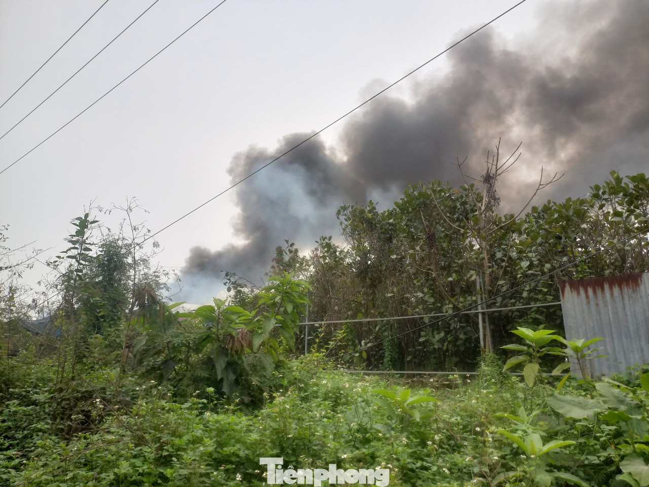 Bãi rác chất thải xây dựng lớn, nằm ở đối diện với khu đông dân cư, thuộc huyện Gia Lâm, Hà Nội.