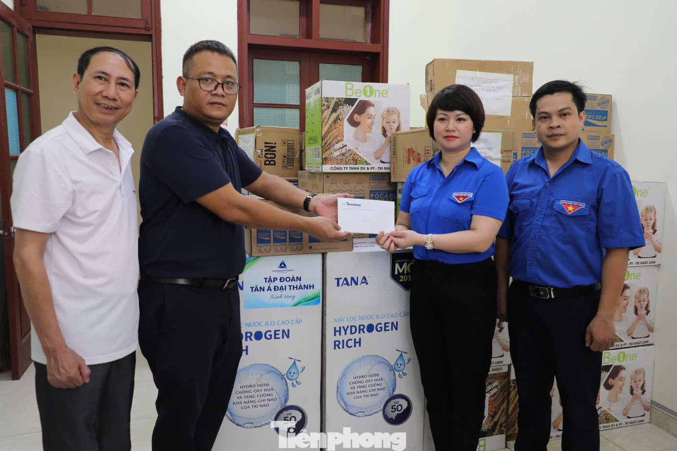 Chị Lê Thùy Dung, Phó Bí thư tỉnh đoàn Lạng Sơn tiếp nhận và cho biết, hiện tại, số hàng hóa trên rất cần thiết với bà con bị ảnh hưởng bởi bão lũ. Tỉnh đoàn sẽ dựa trên tình hình thực tế để trao đến tận tay bà con.