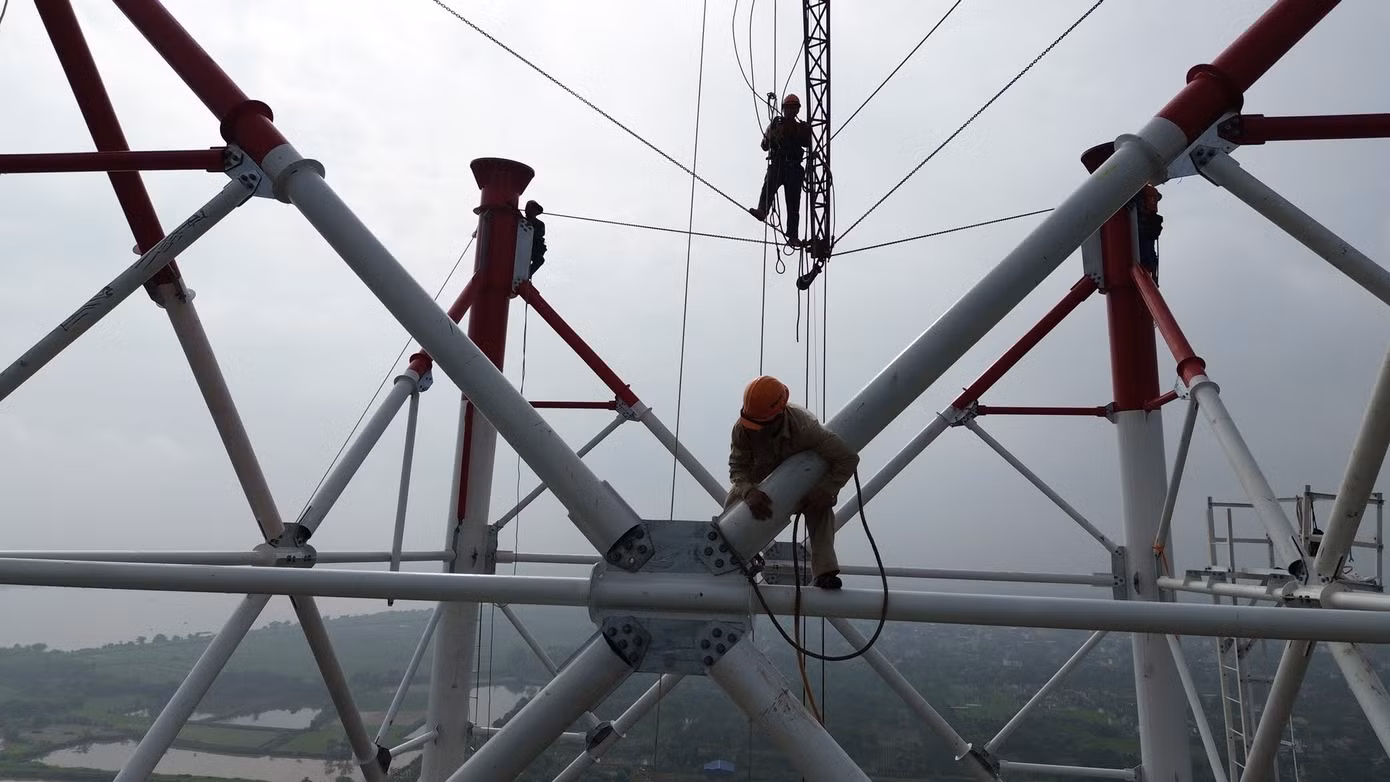 Những cột được siết chặt bu-lông vào những bản mã thép gắn ở điểm để cố định các thanh thép.