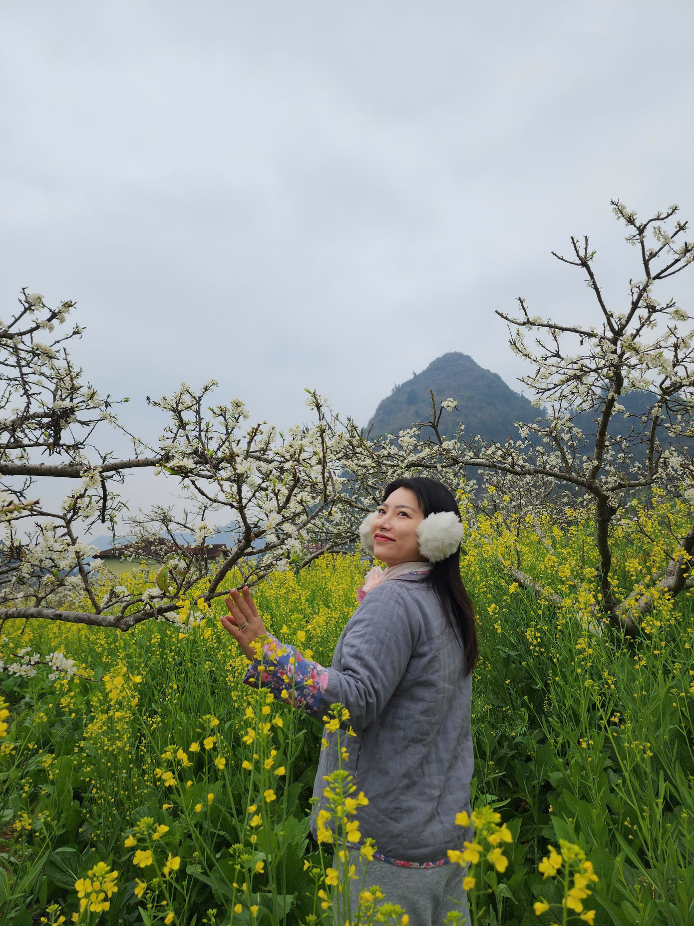 Hoa mận vào độ nở rộ, khoác lên cao nguyên trắng Bắc Hà một vẻ đẹp tinh khôi, thu hút du khách đến chiêm ngưỡng, chụp ảnh. Giữa những vườn mận trắng xóa, chị Nguyễn Thu Hà cùng gia đình thong thả dạo bước, không quên lưu lại khoảnh khắc đẹp của mùa xuân vùng cao. “Dịp Tết là thời điểm lý tưởng để lên Bắc Hà, vừa ngắm hoa mận, vừa hòa mình vào không khí lễ hội rộn ràng của đồng bào nơi đây", chị Hà chia sẻ.