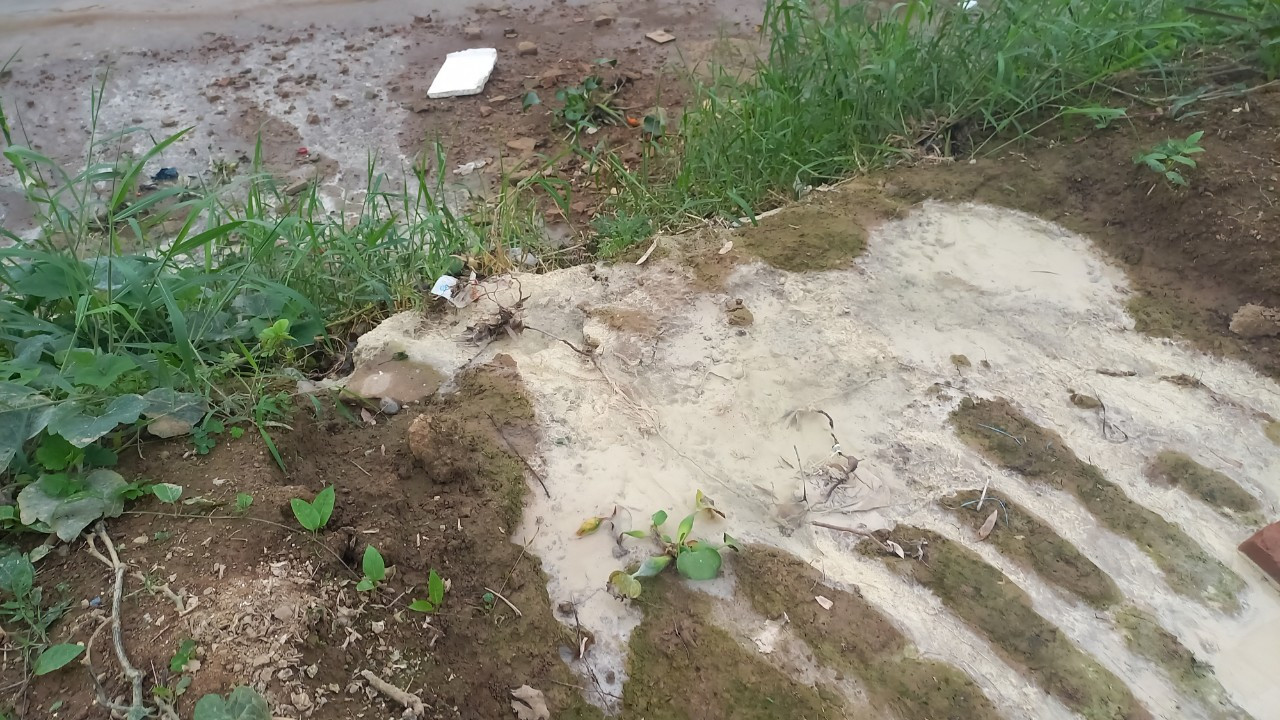 Bể này xây và tràn ra một rãnh bên cạnh chảy thẳng xuống sông Cầu.