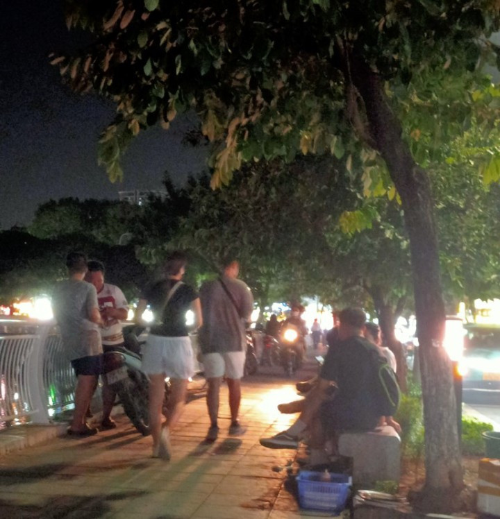 Nhiều người còn lái xe trên vỉa hè gây nguy hiểm cho người đi bộ