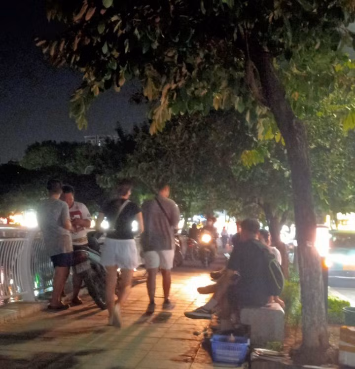 Nhiều người còn lái xe trên vỉa hè gây nguy hiểm cho người đi bộ