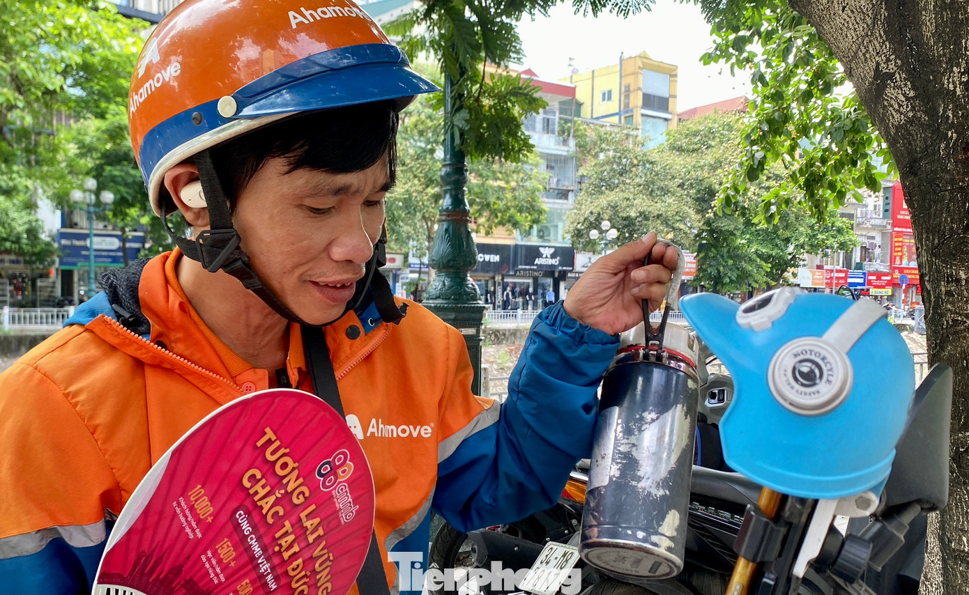 Với các tài xế xe công nghệ luôn phải di chuyển liên tục trên đường cả ngày, thì vật dụng để che nắng cho điện thoại, tránh nóng máy, phồng pin là không thể thiếu. Ngoài ra, anh Đinh Xuân Vinh (44 tuổi, Hà Nội) còn trang bị thêm bình nước đá giữ nhiệt, quạt tay để có thể làm việc nhiều tiếng dưới trời nắng nóng.