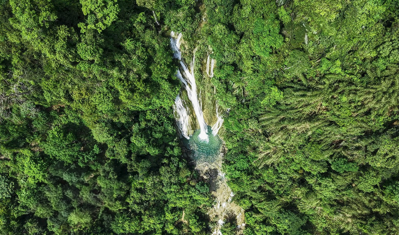 Thác Khuổi Nhi nằm giữa rừng già nguyên sinh, thuộc địa phận xã Thượng Lâm, tỉnh Tuyên Quang. Đây là con thác lớn, ẩn mình trong vùng lõi của danh thắng Quốc gia Na Hang và nằm giữa lòng hồ sinh thái rộng hơn 8.000 ha của thủy điện Tuyên Quang.