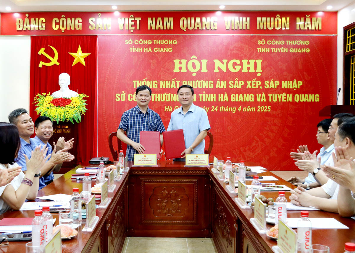 Các Sở Y tế và Sở Công thương thuộc hai tỉnh Tuyên Quang, Hà Giang tổ chức Hội nghị thống nhất phương án sáp nhập. Ảnh: Đ.T, Lê Hải.