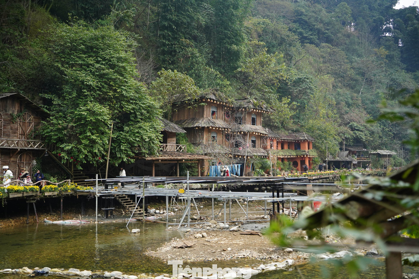 Khung cảnh trở nên đặc biệt hơn khi xen lẫn giữa thiên nhiên là những ngôi nhà sàn truyền thống của người Mông.