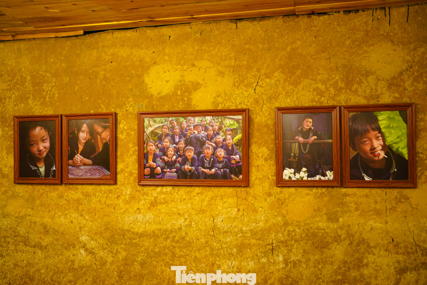 Một số bờ tường trong nhà trưng bày và khu vực sân khấu tại Bản Cát Cát được trang trí bằng những bức tranh, góp phần tô điểm thêm cho cảnh quan nơi đây.